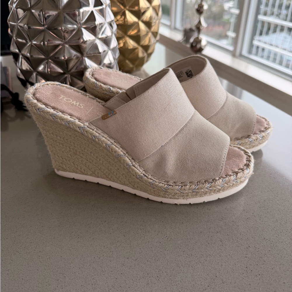 Tom’s Monica wedge slip on shoes heels size 8 tan beige new!